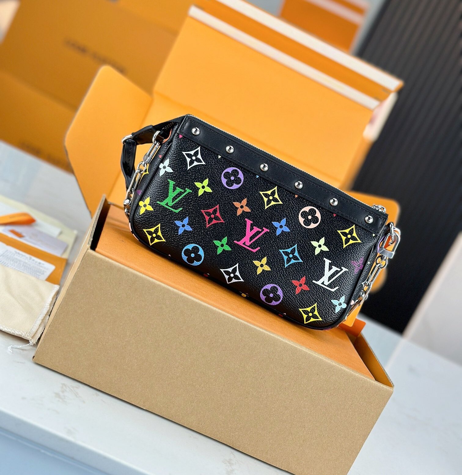 LV M13663